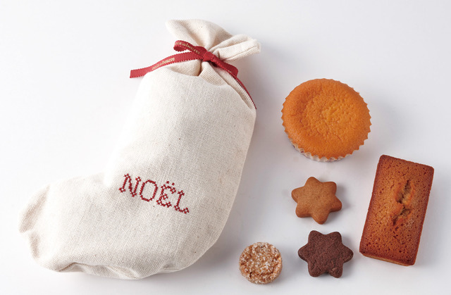 ノワ・ドゥ・ブールのソックス型パッケージにフィナンシェ、マドレーヌ、クッキーを詰めた焼菓子セット（1,800円）