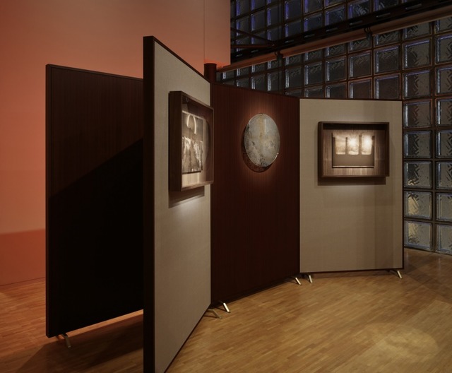 二重の太陽や黒い太陽を表現した作品の真ん中に「Ancient Mirror(古の鏡)」が展示されている