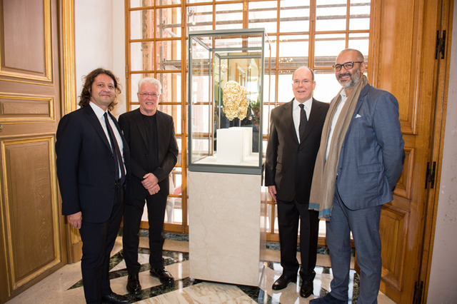 ダミアーニがバリー・エックス・ボールとのコラボレーションによって制作したモナコ公国アルベール2世の金の彫像を制作