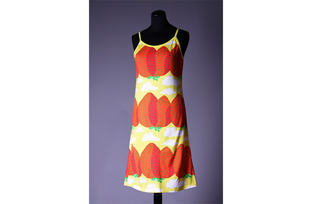 ドレス、服飾デザイン:ミカ・ピーライネン、2001 年ファブリック≪マンシッカヴオレト≫(イチゴの山々)、図案デザイン:マイヤ・イソラ、1969 年
