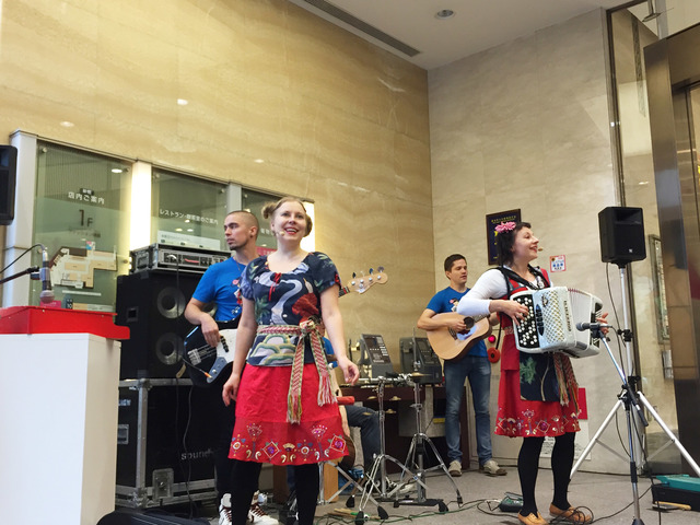 フィンランドの姉妹デュオ ミミットが語るフィンランドのクリスマスの過ごし方 Interview Photo 3 4 Fashion Headline