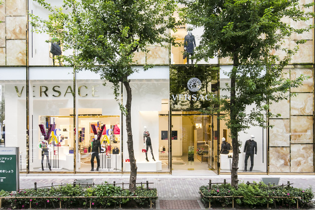 ヴェルサーチの旗艦店が銀座にオープン、ゴールドメデューサ復活に沸く 