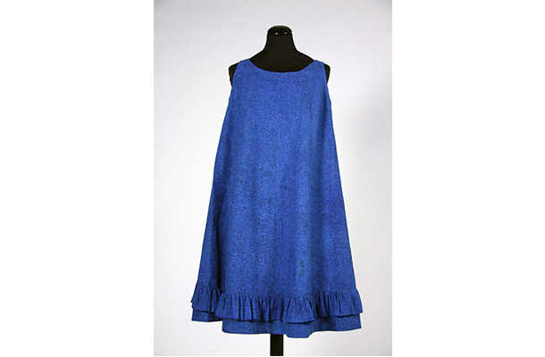 ジャクリーン・ケネディーが購入したドレス≪ヘイルヘルマ≫、1959 年ファブリック≪ナスティ≫(小さな無頭釘)、1957 年、服飾・図案デザイン:ヴオッコ・ヌルメスニエミ