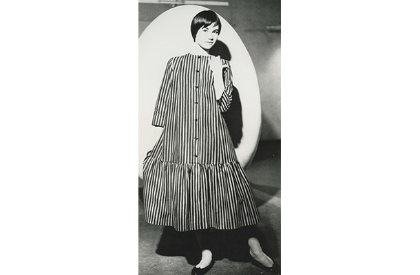 ドレス≪キヴィヤルカ≫、1957 年ファブリック≪ピッコロ≫(ピッコロ[擬音])、1953 年、服飾・図案デザイン:ヴオッコ・ヌルメスニエミ