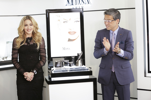 マドンナが、MDNA SKIN新作スキンケア商品発表を記念し銀座三越に登場