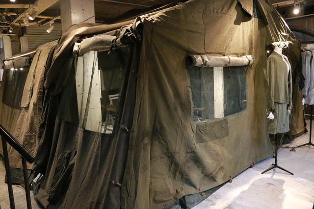 1階に設置されたNYコレクションでも使用された米軍のビンテージテント