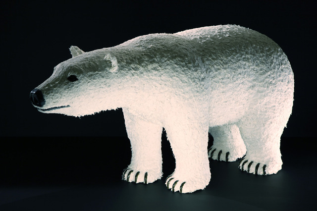 「Life size polar bear in papier mache」橋本彰一、片山正通、NIGO（R） 2011年 一般財団法人 TAKE ACTION FOUNDATION蔵
