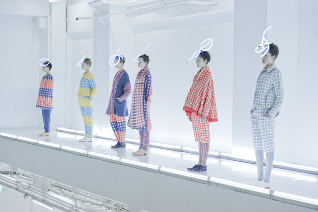 東日本大震災直後の2011-12年秋冬“fashion surgery (a new hope)”のショーの様子 photo : yoshitsugu enomoto