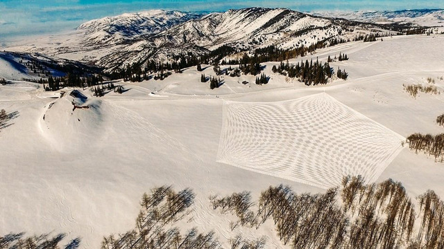 雪山に巨大なミステリーサークル。自身の足で踏み固めて描く壮大なスノーアート