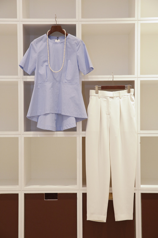 春のオフィススタイルに“おとなきちんと”なスタイリングを。ペプラムシャツ（1万9,000円）、パンツ（1万9,000円）