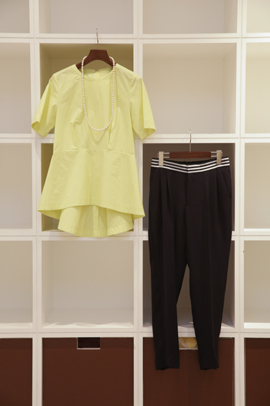 春のオフィススタイルに“おとなきちんと”なスタイリングを。ペプラムシャツ（1万9,000円）、パンツ（2万9,000円）