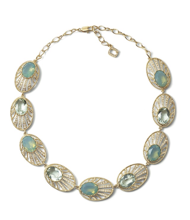 グロッセのネックレス（10万円）はクリスタルガラスをふんだんに使い、春らしく華やかなパーティースタイルに