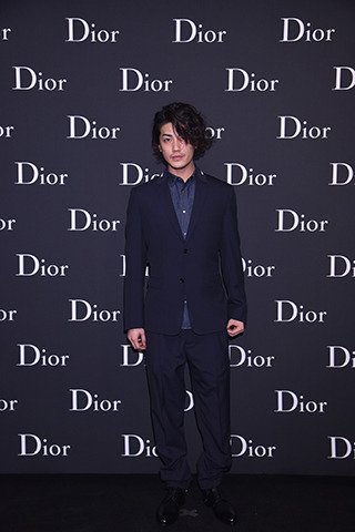 ディオール オムが香港で初のショー 赤いネオンの壮観演出 アジアのセレブも集結 Photo 15 22 Fashion Headline