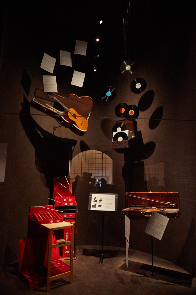 ミュージック・ルームでは、最も繊細な荷物の一つである楽器のために作られたケースが展示される