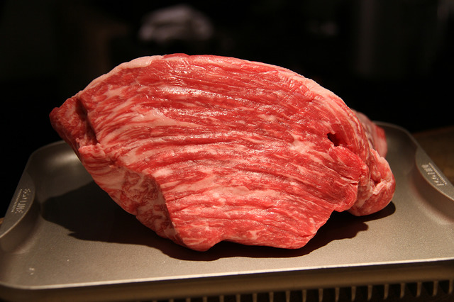 肉をフルオーダーカットする和牛専門店の用賀TOKYO COWBOY※写真はイメージ