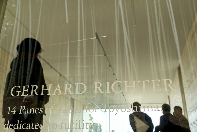 ゲルハルト・リヒター最大のガラス作品「ゲルハルト・リヒター 14枚のガラス／豊島」が無人島で一般公開