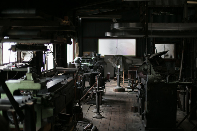 半世紀も使っている機械がある目立て工房。製材に使う帯ノコを手作業で手入れ、調整する場所だ
