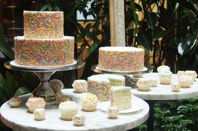 「コンフェッティケーキ」は6インチ・3層（3800円）、9インチ・3層（6800円）、「コンフェッティカップケーキ」は各480円