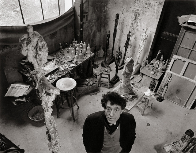 《アトリエのアルベルト・ジャコメッティ》、パリ、1957年