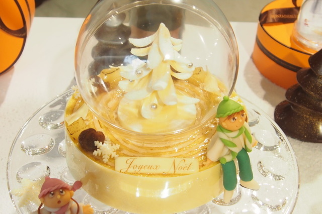 「ブール・ド・ネージュ」（8640円）は伊勢丹新宿店限定販売のスノードームを模したクリスマスケーキ。