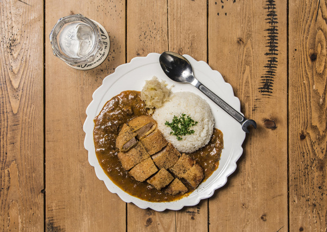肉山×グロリアスチェーンカフェの「自家製ハムのハムカツカレー」（1,000円）