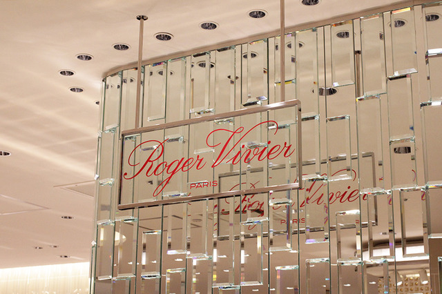ロジェ ヴィヴィエが新宿伊勢丹に新店をオープン！愛らしいフラワープリントの限定シューズ＆バッグも