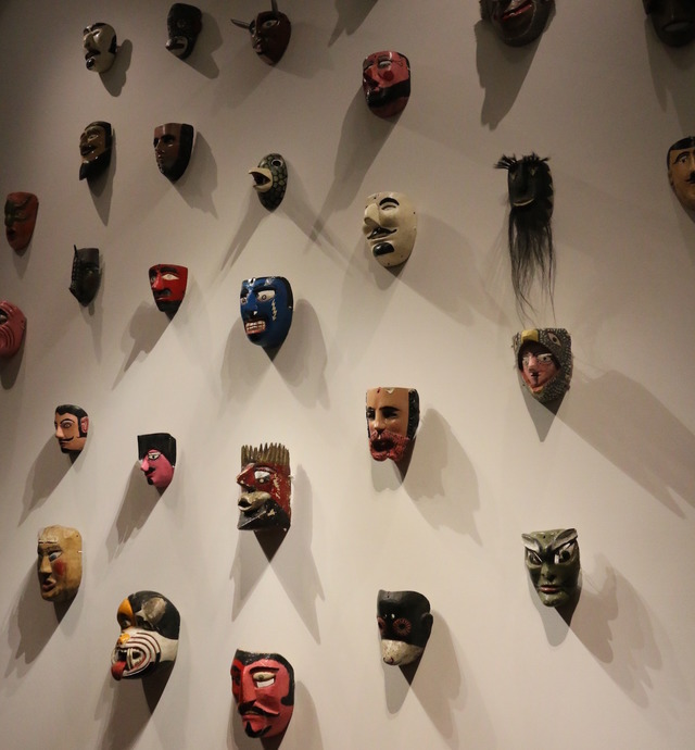 壁面にディスプレイされたメキシカンマスク