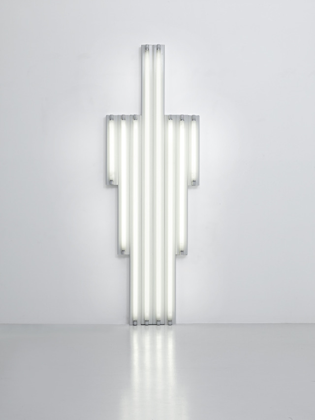 「“Monument” for V. Tatlin」(1969年) 8本の白色直管蛍光灯 244 x 82 x 7 cm Courtesy Fondation Louis Vuitton