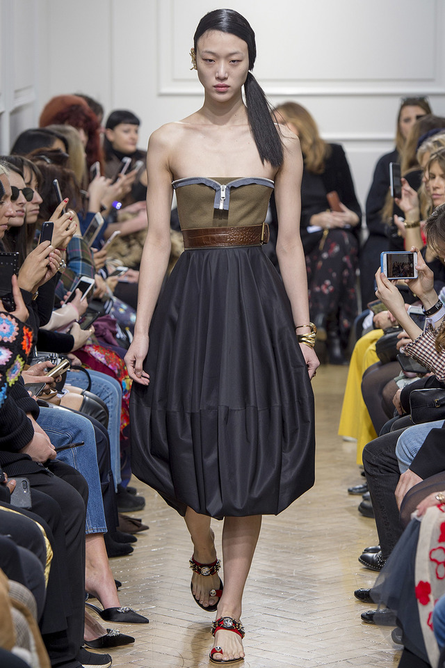 予測不可能なデザイン構成で観る者を魅了したJ.W.アンダーソン【201718秋冬ウィメンズ】 PHOTO(29/36