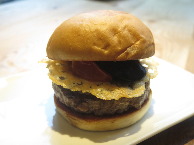 看板メニューの「ウマミバーガー（UMAMI BURGER）」（1,380円）