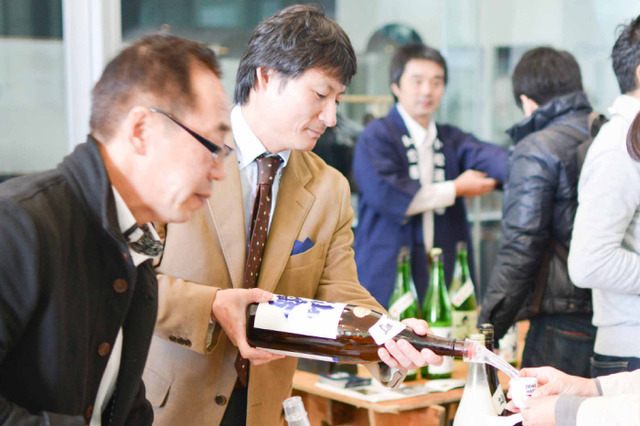 約100種の日本酒を楽しめる「Aoyama Sake Flea」が青山・国連大学広場で開催