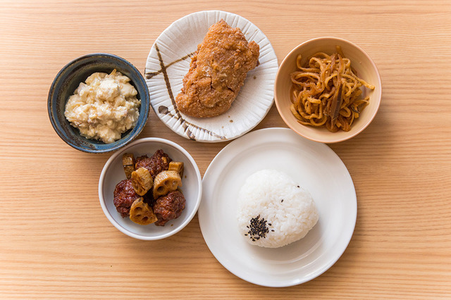 店主の佐藤さんおすすめのおかず（ウスター鶏団子、白豆腐、鶏の唐揚げ、大根の煮た、筋子おにぎり）