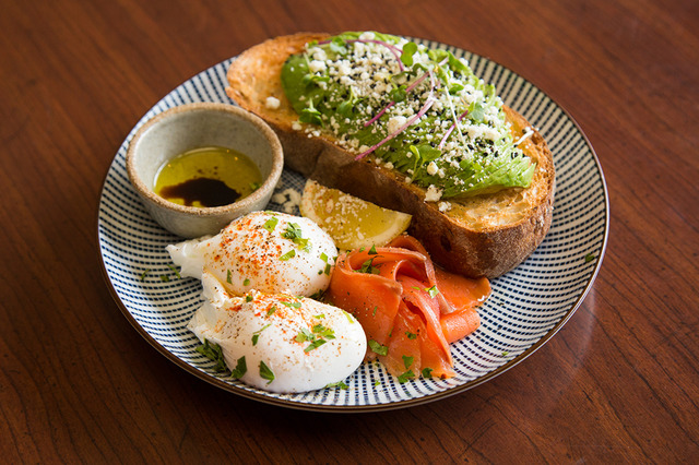 「トーストと卵（トッピングでアボカド、スモークドトラウト）」（1,300円）