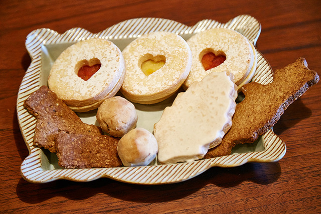 「坂田焼菓子店」の愛らしく素朴な味わいのクッキーや焼き菓子。アップルパイやピーカンパイなどもあり、甲斐さん絶賛のお菓子屋さん。