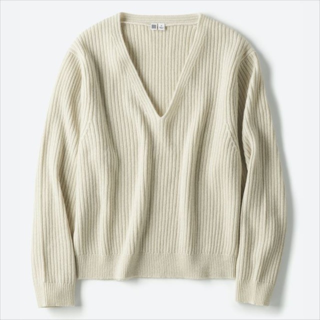 W UシャイニーVネッククロップドセーター（3,990円）