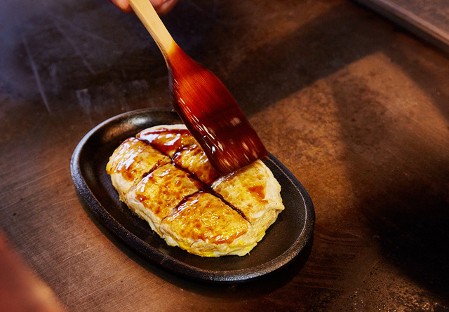 「ふわとん焼き」の仕上げはたっぷりソースを