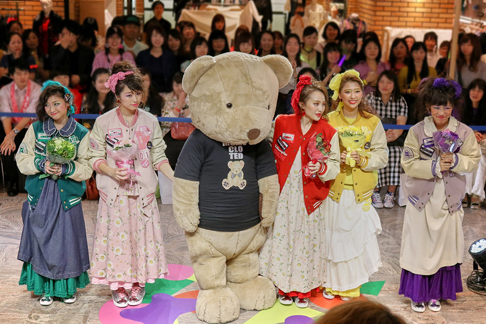 ももクロが新宿伊勢丹でファッションショーを開催！ | FASHION