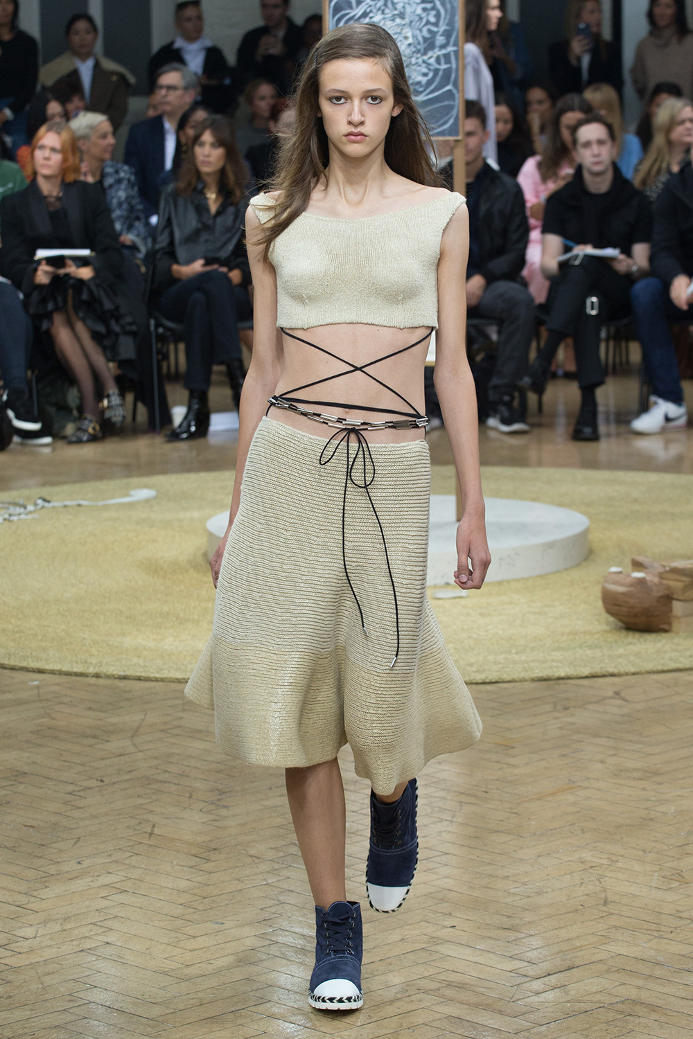 J.W.アンダーソン、ブランド立ち上げ10年目にたどり着いたのは安らぎの場所【2018春夏ウィメンズ】 PHOTO(20/39