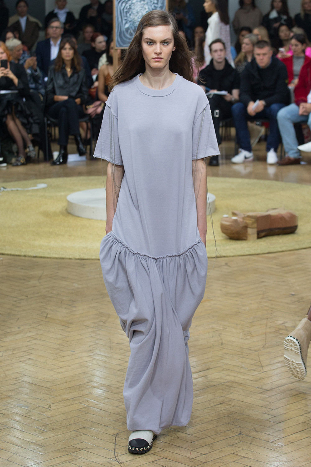 J.W.アンダーソン、ブランド立ち上げ10年目にたどり着いたのは安らぎの場所【2018春夏ウィメンズ】 PHOTO(23/39