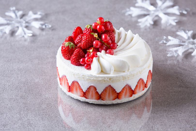 真っ白なクリームと真っ赤な苺、コントラストが美しい 苺ケーキ「フレジエ・ド・ノエル」（12cm/2,800円、15cm/3,800円、 18cm/4,800円）