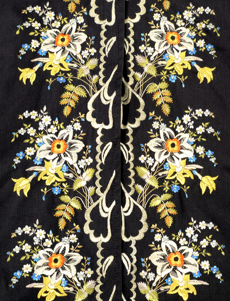 「春の花の刺繍－18世紀 宮廷衣装の習作」シルク 2012年