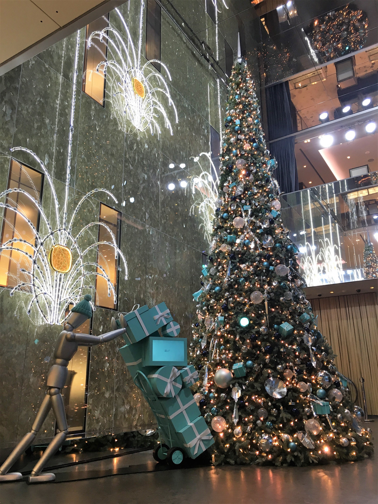 ティファニー銀座本店のエントランスに高さ約6mものクリスマスツリーが登場。