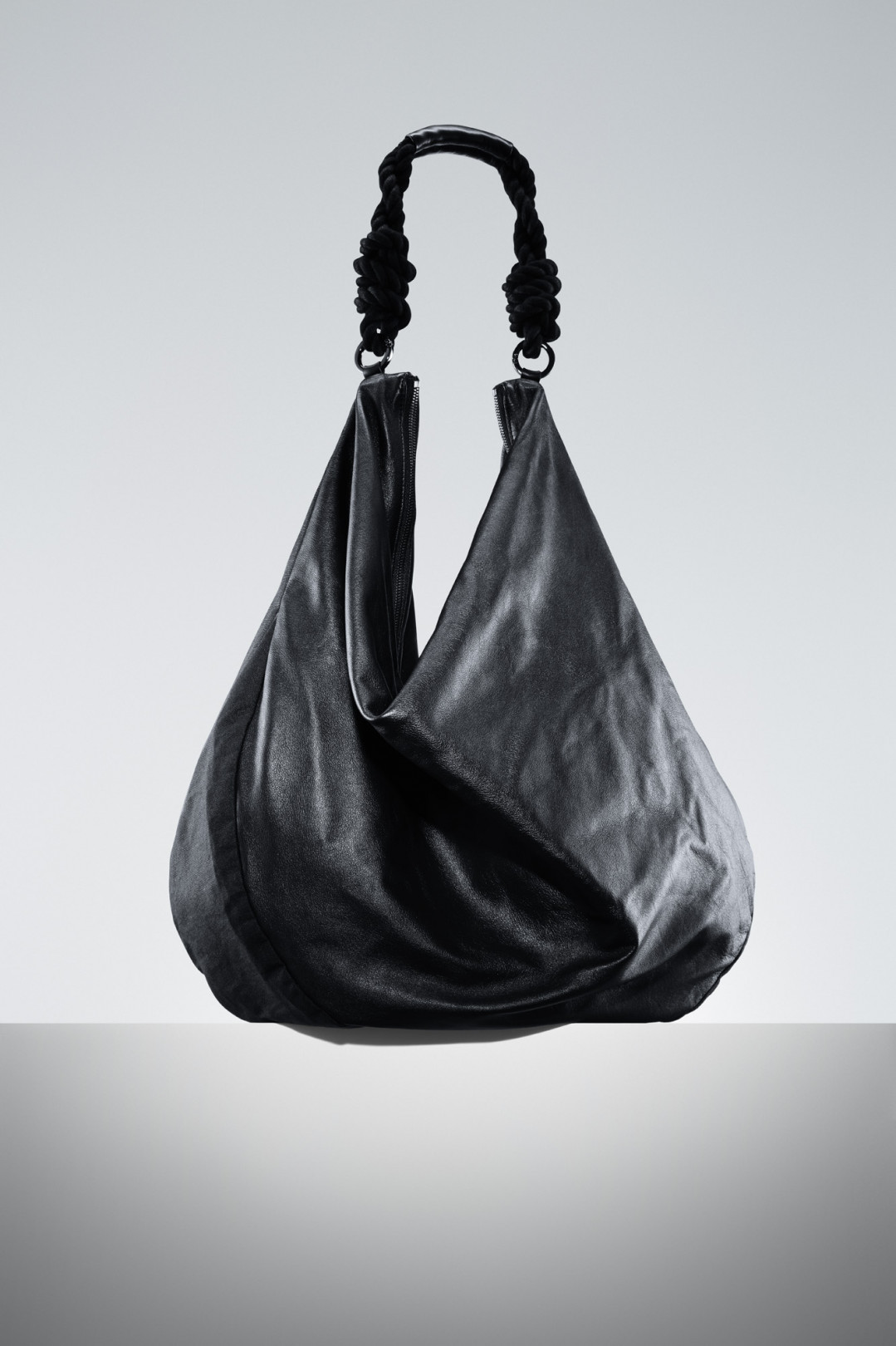 「Hobo Bag（Beige/Red/Black）」（11万8,000円）