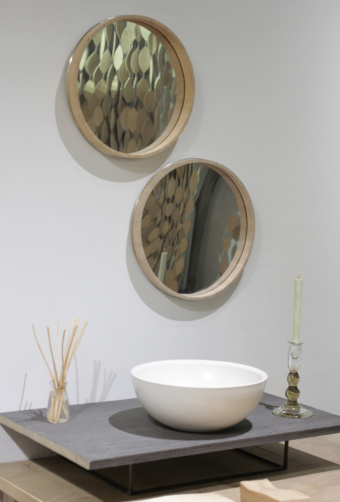 手水鉢には桶枠を活かした姿鏡。展示用に作られた鏡は、キギの植原亮輔さん、渡邉良重さんも絶賛!