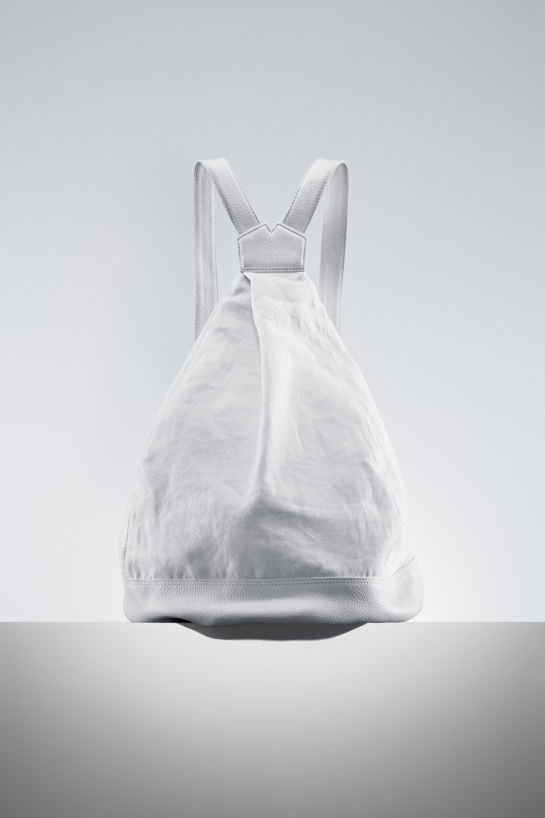「Y-Back Pack – Linen（White/Black）」（6万8,000円）