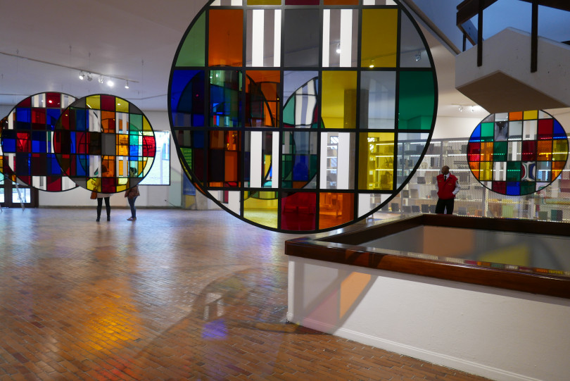 《半円から円へ：色彩の旅》 展示風景、ボコタ近代美術館、ボコタ、コロンビア、2017年