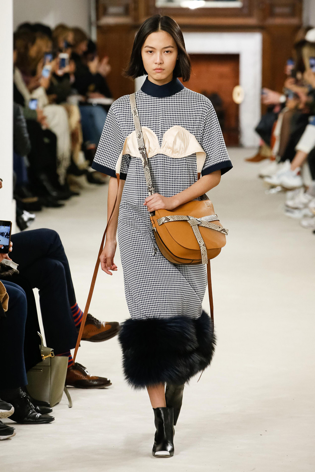 ロエベ 深層に潜むジャポニズム 18 19秋冬ウィメンズ Fashion Fashion Headline