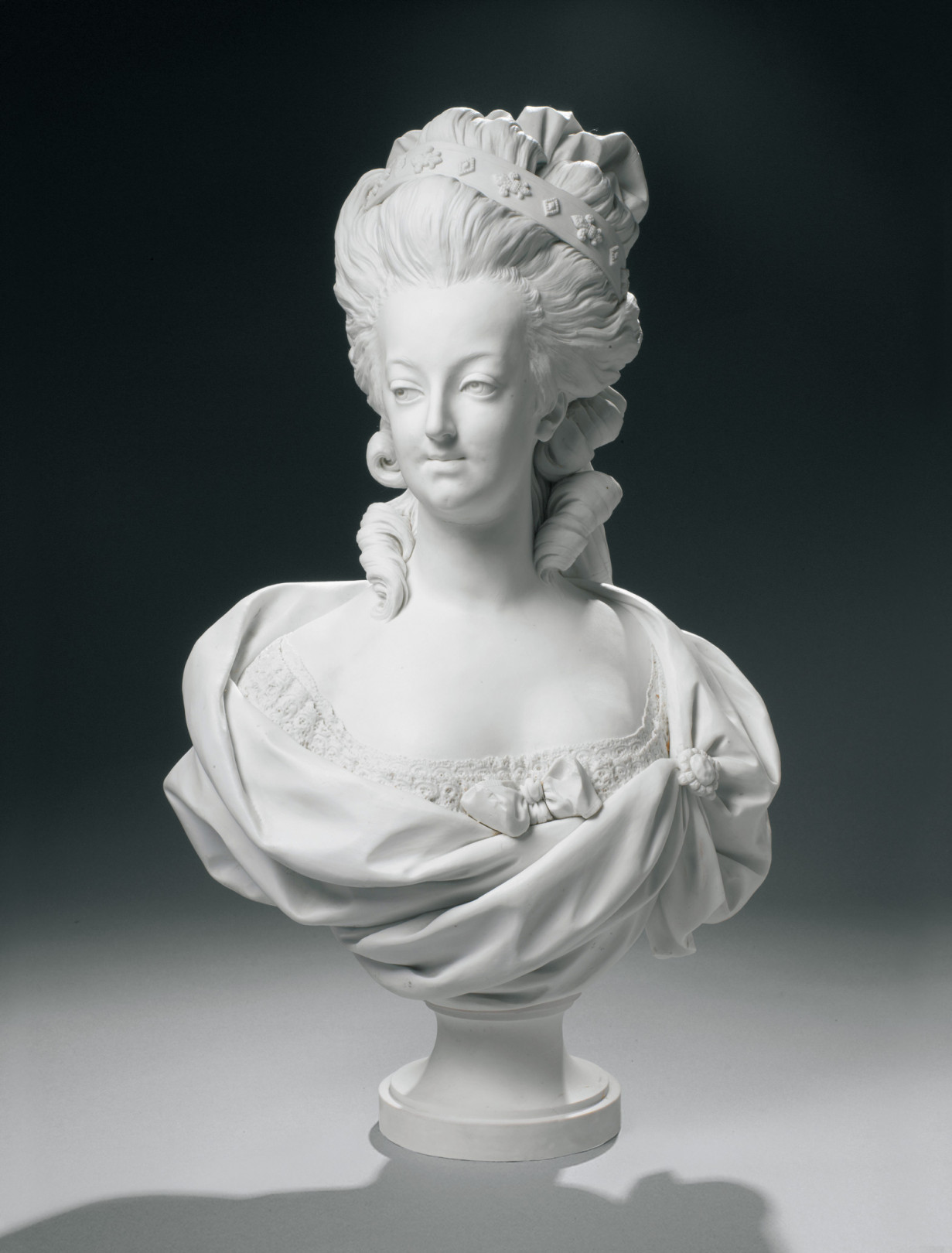セーヴル王立磁器製作所（ルイ＝シモン・ボワゾの原作に基づく）《フランス王妃マリー＝アントワネットの胸像》1782年