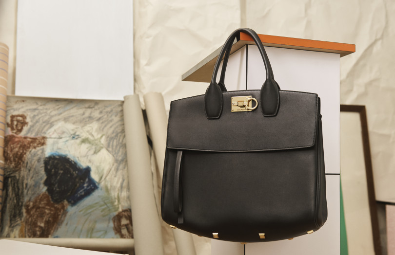 サルヴァトーレ フェラガモ（Salvatore Ferragamo）、ポール・アンドリューによる初のハンドバッグ「STUDIO BAG」登場