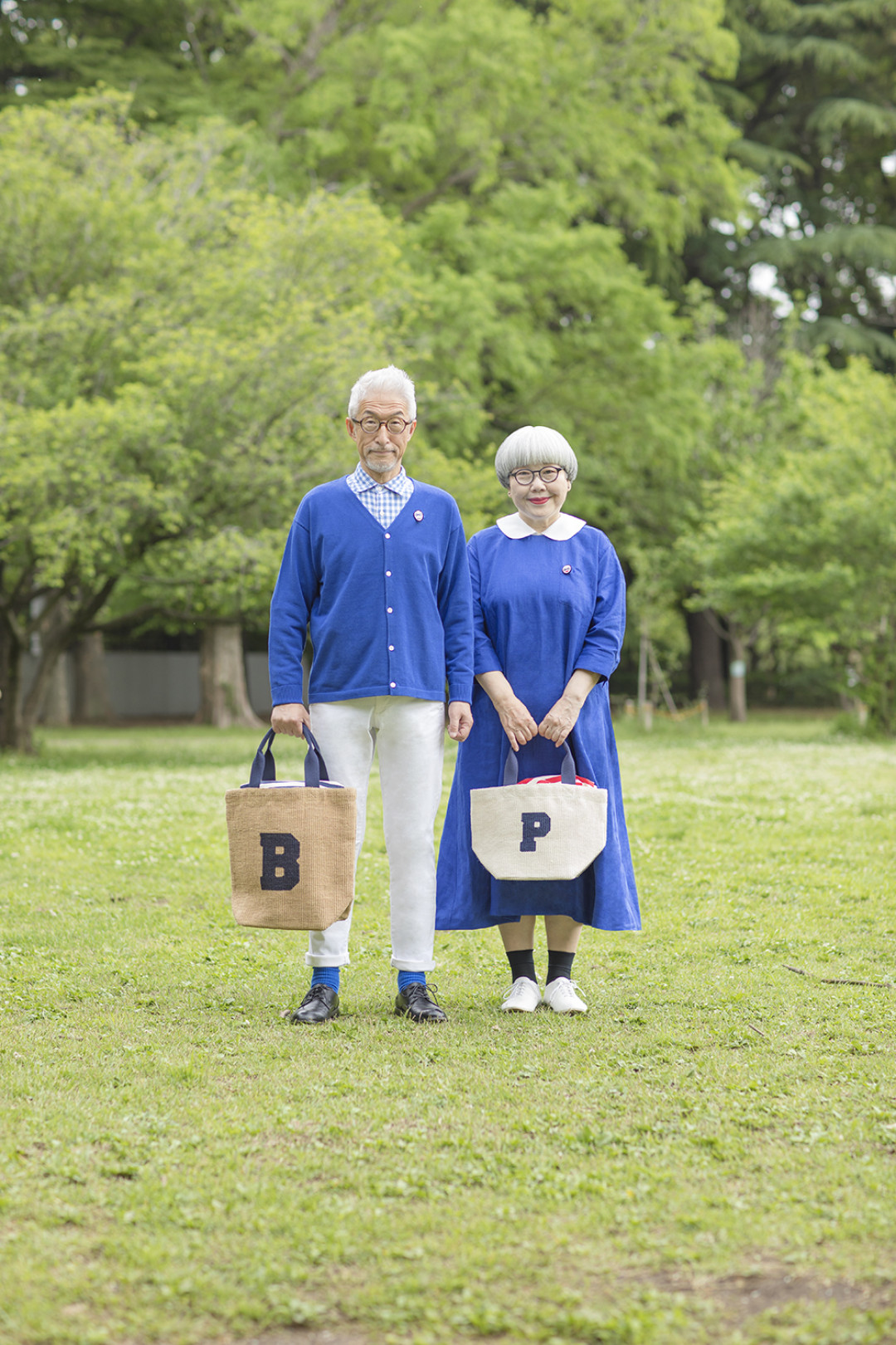 bon: カーディガン 1万円 / ピンバッチ 3,000円 / バッグ 1万3,000円 / その他すべて本人私物 pon: ワンピース 2万2,000円 / ピンバッチ 3,000円 / バッグ 1万2,000円 / その他すべて本人私物